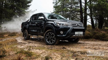 درخشش هایلوکس با این خودرو در سالگرد 50 سالگی
