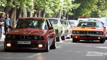 کاروان خودروهای کلاسیک در تهران به راه افتاد+ویدیو