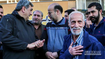 تقدیر شهردار تهران از راننده تاکسی امانت‌داری که ۷۰هزار یورو را به گردشگران برگرداند