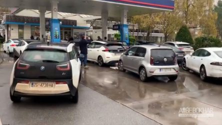 اعتراض دارندگان خودروهای الکتریکی با مسدود کردن یک پمپ بنزین