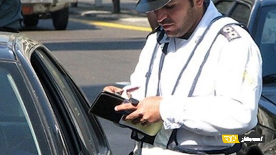 پلیس در حال جریمه راننده خاطی