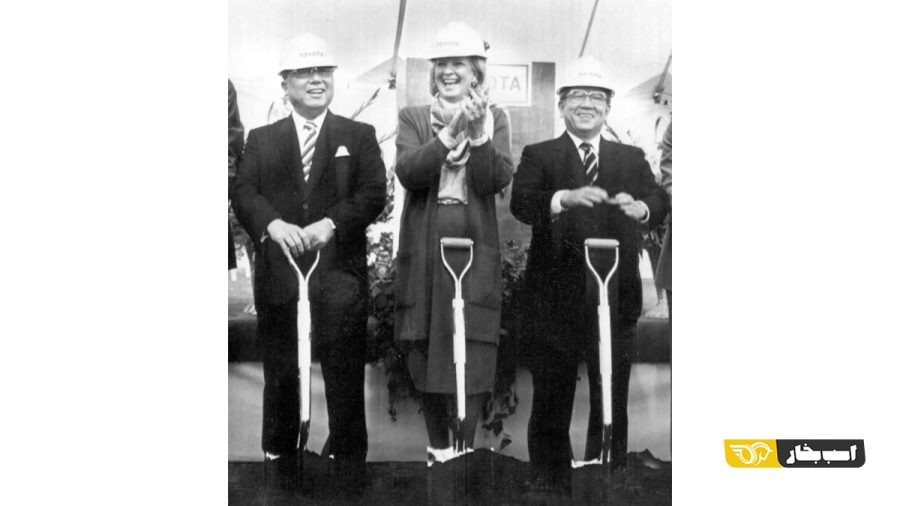 آقای تویودا، سمت راست، در مراسم افتتاحیه کارخانه جدید تویوتا در نزدیکی جورج تاون، کیو، در سال 1986، با فرماندار مارتا لین کالینز، مرکز، و ایجی تویودا، رئیس شرکت، سمت چپ.