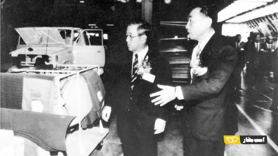 آقای تویودا، سمت چپ، در کارخانه مشترک تویوتا در تایوان، در سال 1988