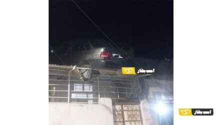 پراید پرنده بر سقف یک خانه در اراک فرود آمد