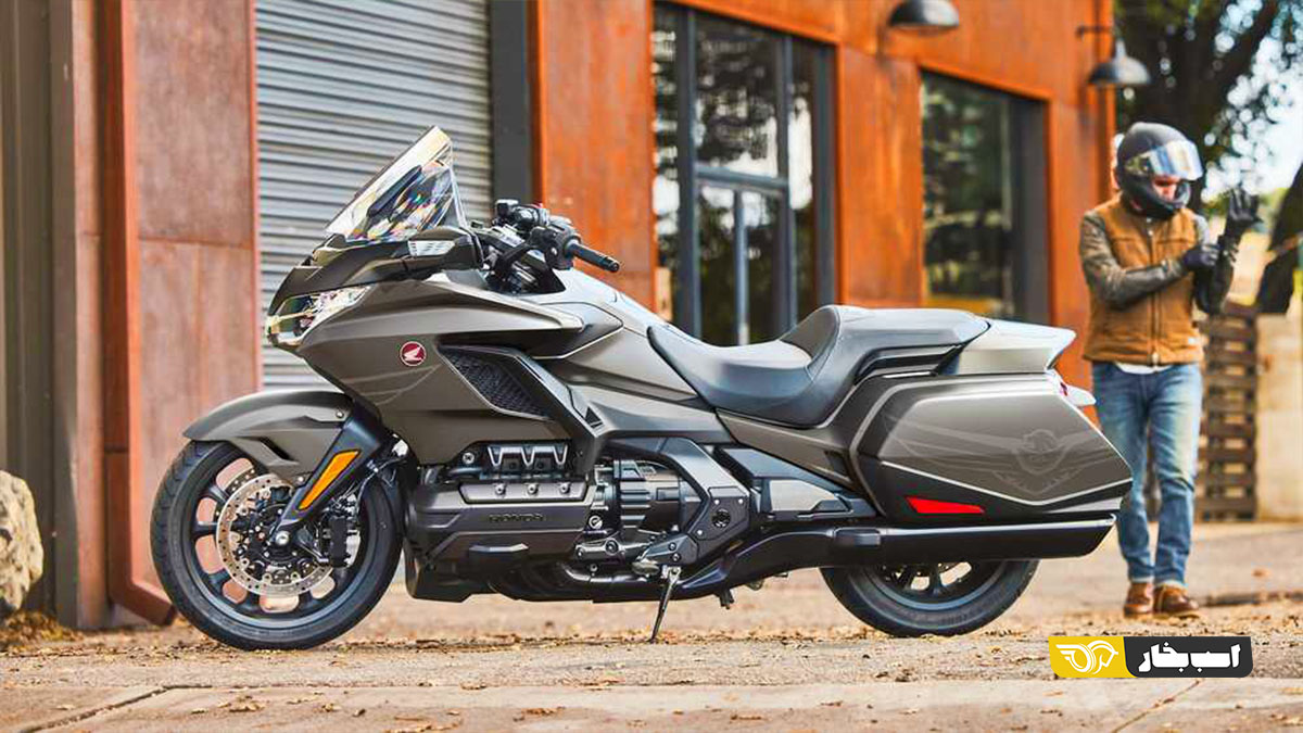 بامو R 1300 RT و هوندا گلد وینگ