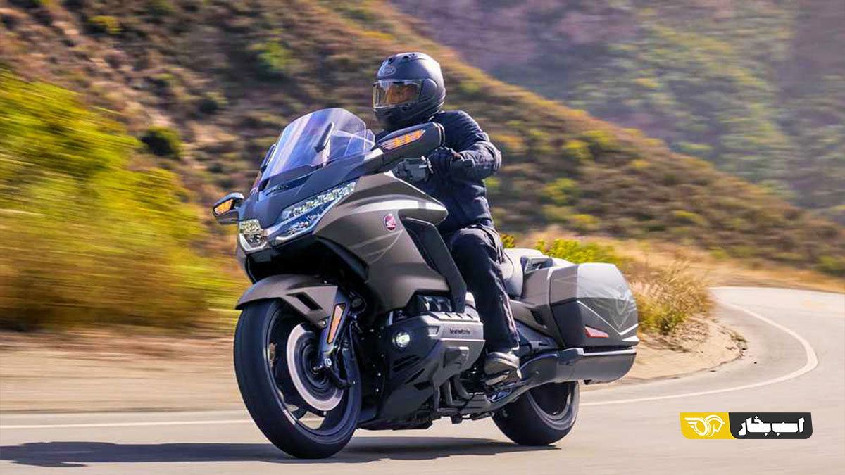 بامو R 1300 RT و هوندا گلد وینگ